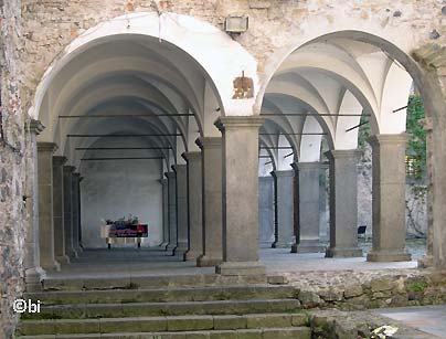Il chiostro, parte dell'antico Monastero, antistante la chiesa di Santa Maria di Maniace. 