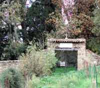 L'ingresso del piccolo cimitero inglese