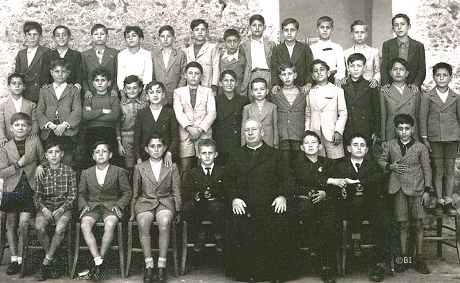 Padre Mariano Mauro con una sua classe (1941)