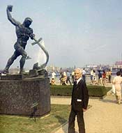 Peppino Camuto  nel parco Onu dinnanzi al monumento donato dall'Unione sovietica