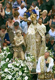 Le statue in processione (2006) con il rettore del Santuario