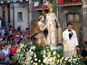 Le statue in processione (2009)