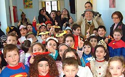 Carnevale 2011, il sindaco Firrarello nelle scuole 