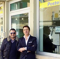 Thomas Cuzzumbo e Vittorio Triscari davanti alle poste brontesi 