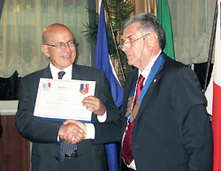 Giuseppe Galvagno (a destra) consegna il Certificate of Appreciation al  presidente dell’Associazione Bronte Insieme, Nino Liuzzo