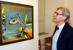 Vittorio Sgarbi davanti un quadro di Remo Brindisi