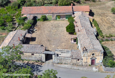 Bronte, veduta dall'alto del baglio della masseria di Contrada Serravalle